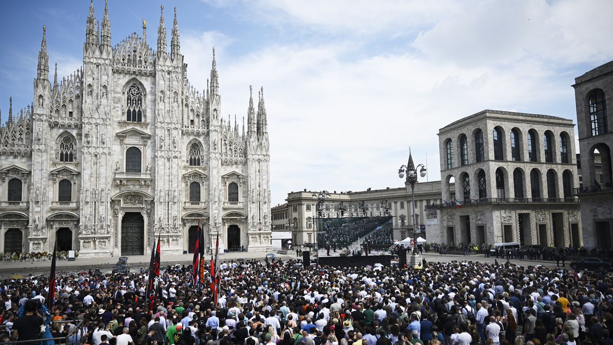Addio Silvio! Itálie se v milánské katedrále loučí s Berlusconim